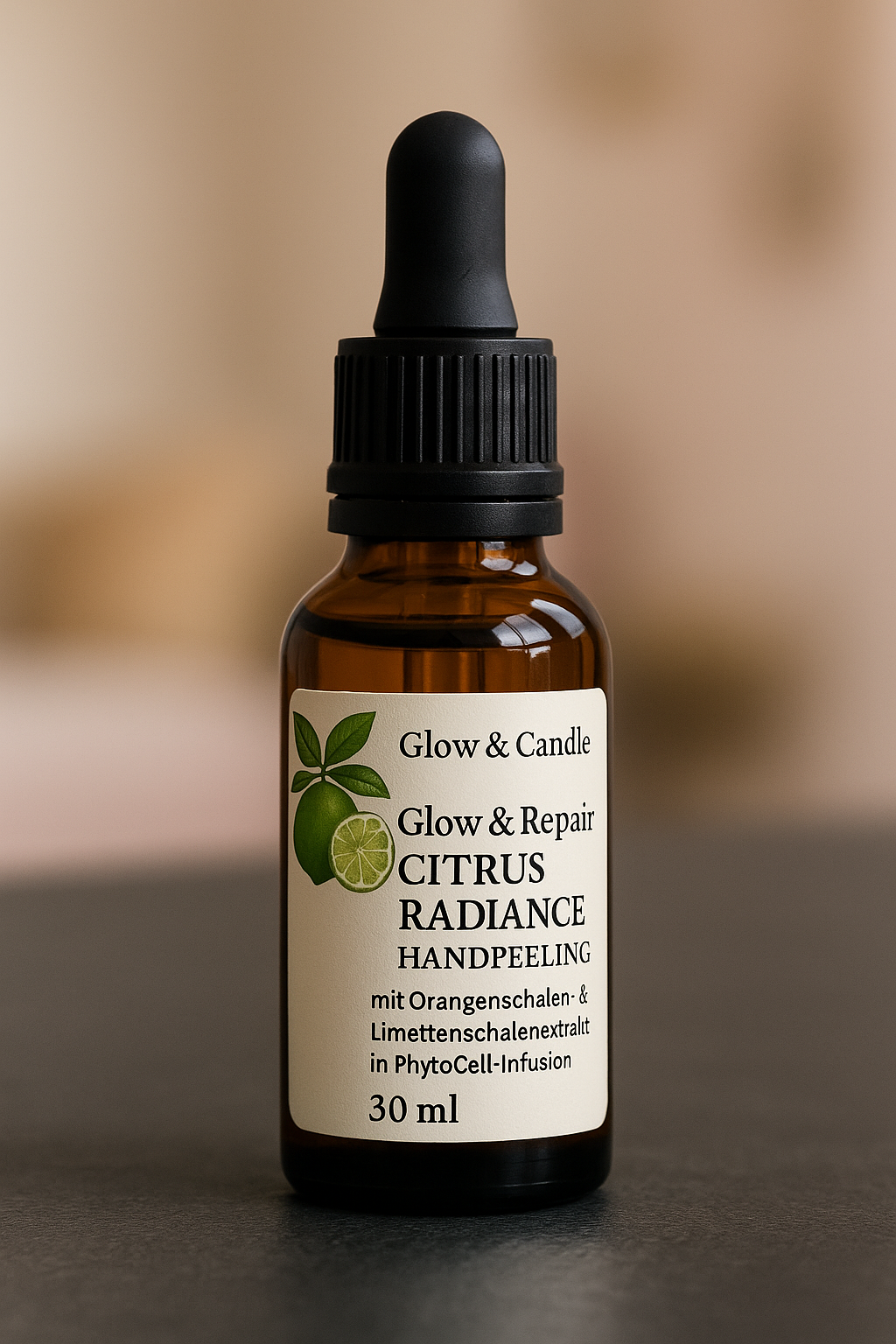 Braunglasflasche mit schwarzer Pipette, beschriftet mit „Glow & Repair Citrus Radiance Handpeeling – mit Orangen- & Limettenschalenextrakt in PhytoCell-Infusion, 30 ml“ von Glow and Candle – natürliche Handpflege gegen Pigmentflecken